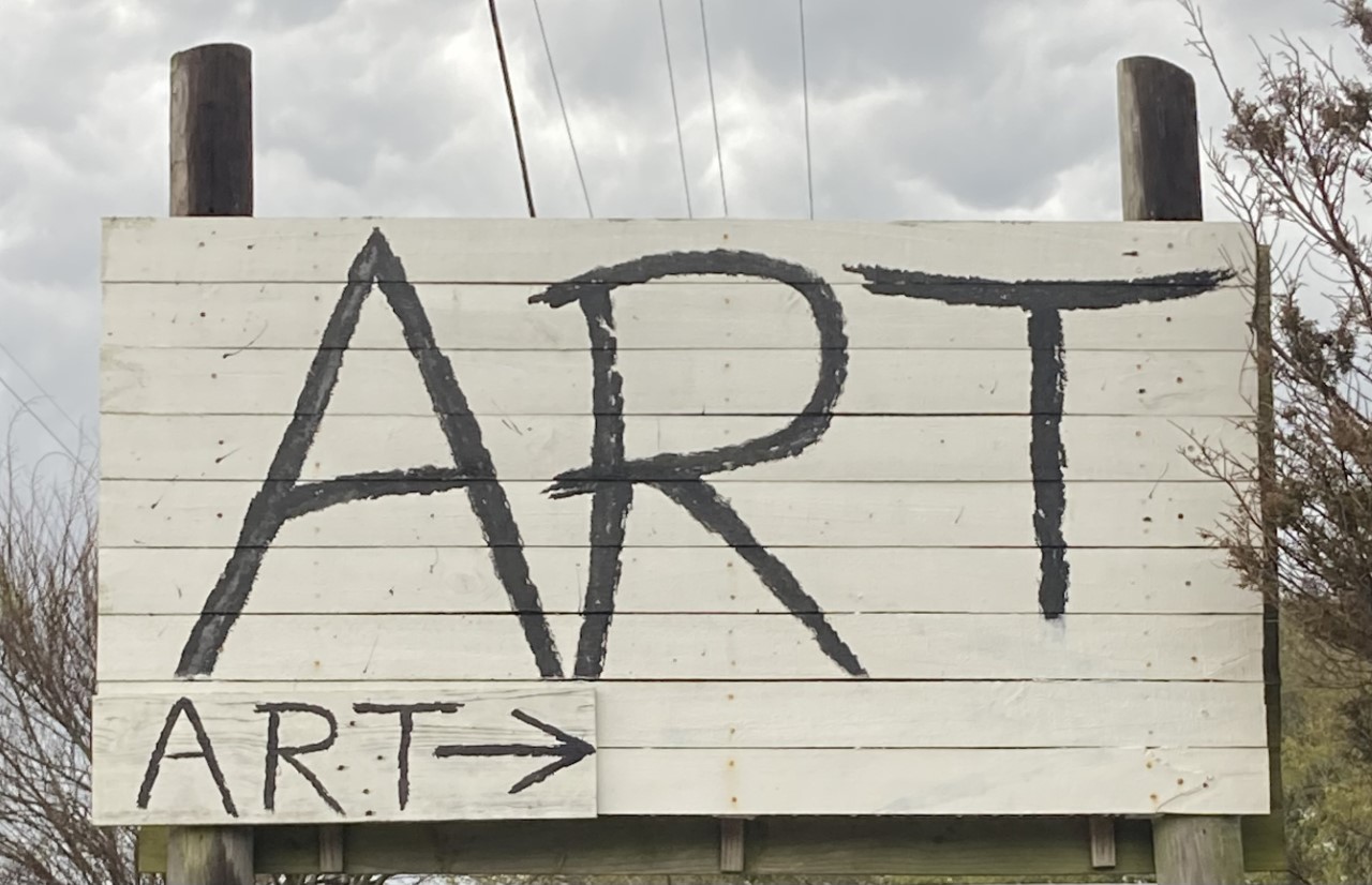 Road sign that says "ART"